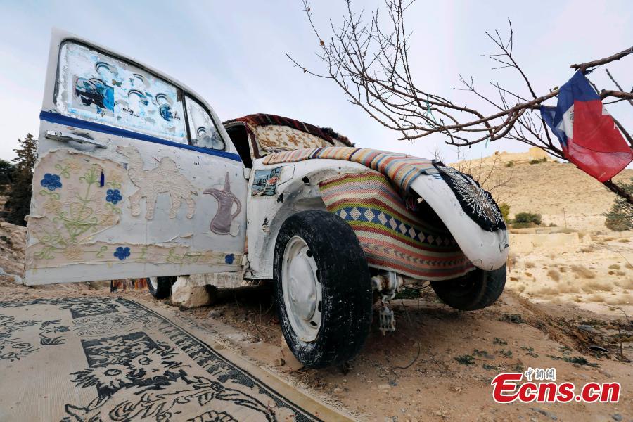 'World's smallest hotel' created in old VW Beetle in Jordan desert(1/5)